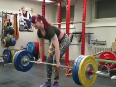 Anni Vuohensilta is lifting the 130 kg weight.